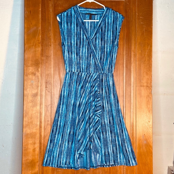 BCBGMaxAzria Dresses & Skirts - BCBG faux wrap dress in blue pattern